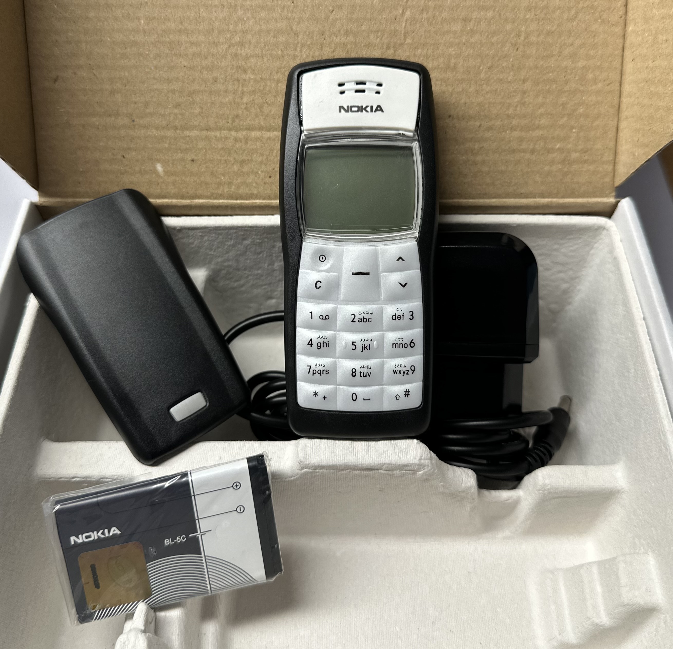 Nokia 1100 RH-18 Tasten-Handy Klein Leicht Dualband Unlocked Mobile Phone wie Neu